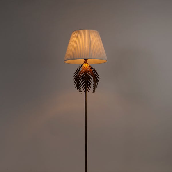 Stehleuchte mit Lampenschirm und Blattdetail