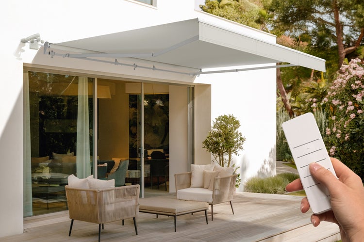 Terrasse mit Markise und Fernbedienung