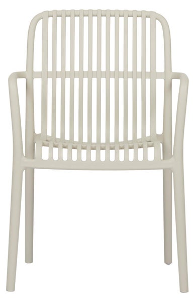 Beiger Gartenstuhl aus Kunststoff mit Armlehnen und Lamellendesign.