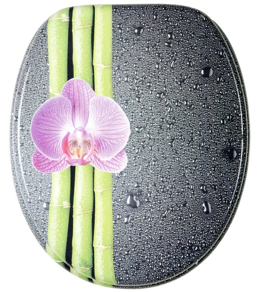 Toilettensitz mit Motivdruck von Bambusrohren und einer Orchideenblüte auf einer mit Wassertropfen bedeckten Oberfläche.