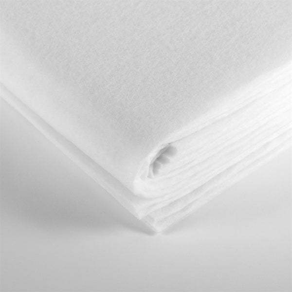 Gefaltetes Teichvlies oder Geovlies aus weißem Kunststoffvlies für den Gartenbau.