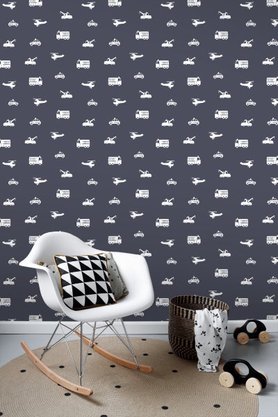 Dekoratives Kinderzimmer mit Motivtapete, Schaukelstuhl und Teppich