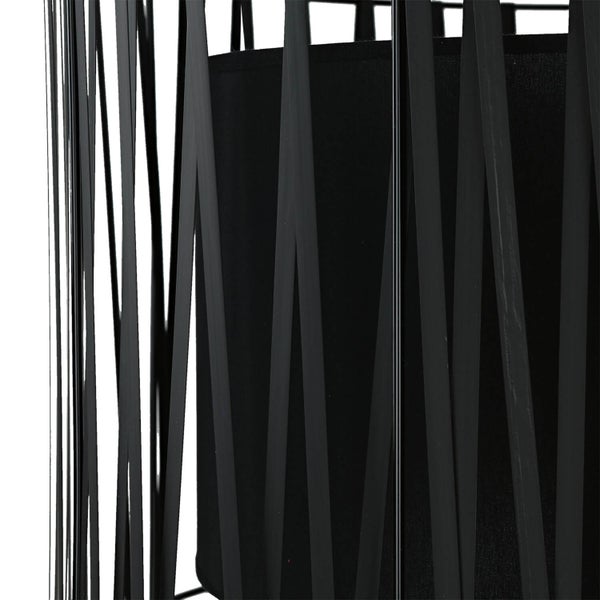 Detailaufnahme einer Stehlampe mit Lampenschirm und dekorativen Streben