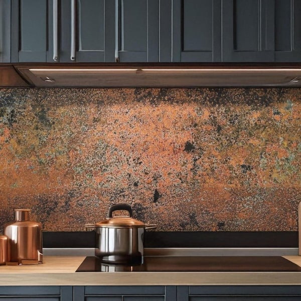 Küchenszene mit Arbeitsplatte, Kochtopf, Küchenrückwand und Hängeschränken