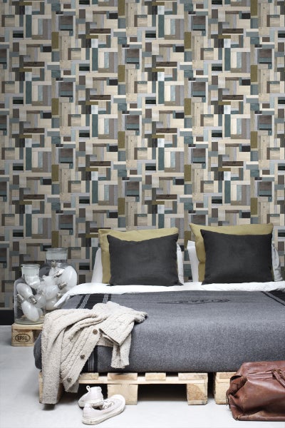 Schlafzimmer mit Wandtapete in Holzoptik und Bett auf Europaletten