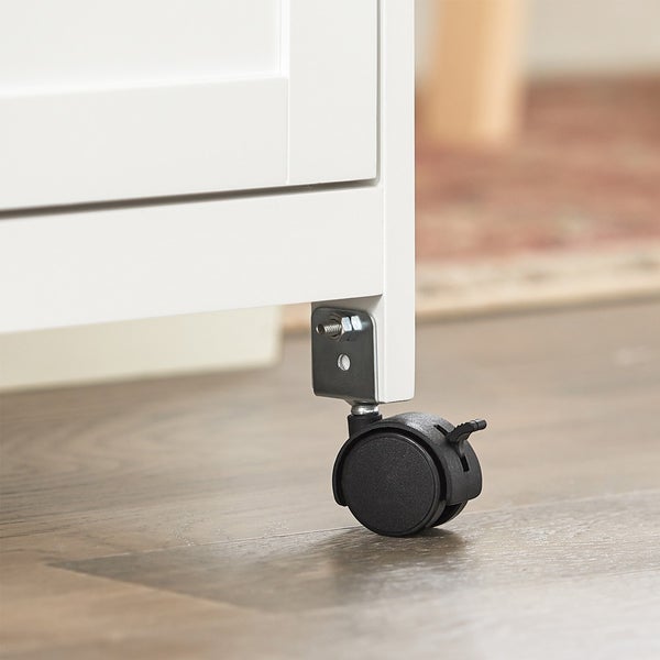 Detailansicht eines weißen Möbels mit feststellbarer Rolle