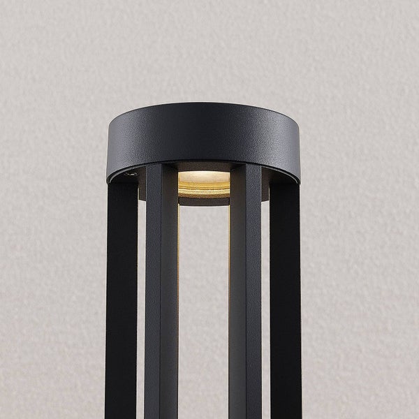 Detailansicht einer schwarzen Wegeleuchte aus Metall mit nach unten gerichtetem Licht.