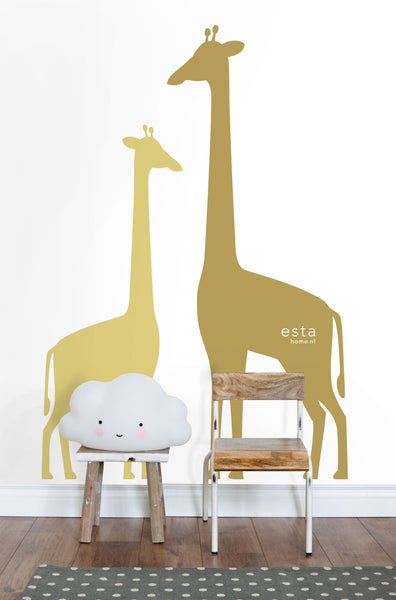 Wandgestaltung mit Giraffenmotiven und Esta Home Logo neben einem Stuhl und einem Wolkenkissen