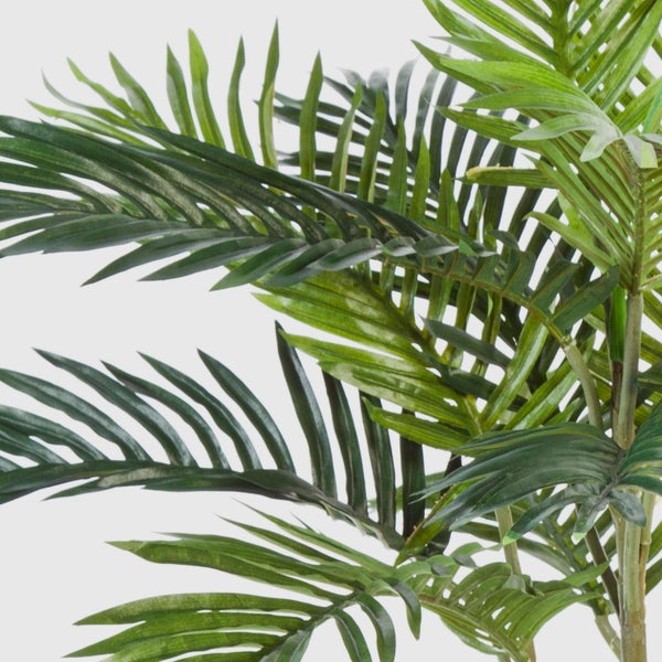 Detailansicht einer künstlichen Philodendron Pflanze mit großen, tief gelappten grünen Blättern.