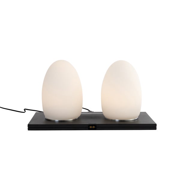 Zwei eiförmige Tischleuchten auf einem schwarzen rechteckigen Sockel mit Netzkabel.