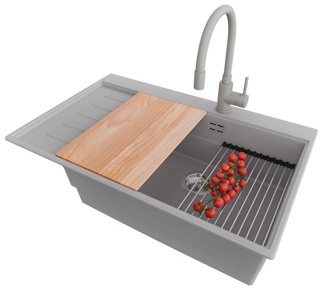 Spüle mit Abtropffläche, Schneidebrett, Armatur, Abtropfgitter und Tomatenzweig