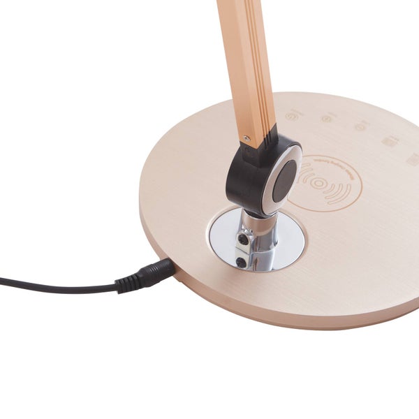 Champagnerfarbene Basis einer Schreibtischlampe mit kabelloser Ladefunktion, Touch-Bedienung und Arm in Holzoptik.