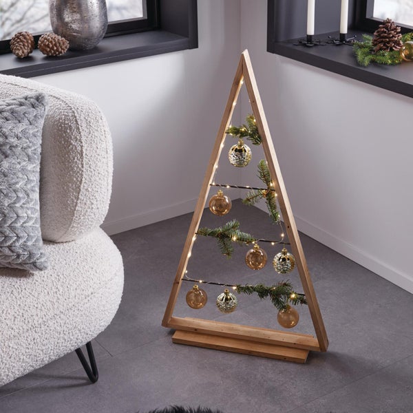 Weihnachtsbaum aus Holz in Dreiecksform mit integrierter LED Beleuchtung und hängenden Christbaumkugeln als Dekoration