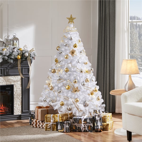 Festlicher Wohnraum mit geschmücktem, weissen Weihnachtsbaum, Geschenken und Kamin.