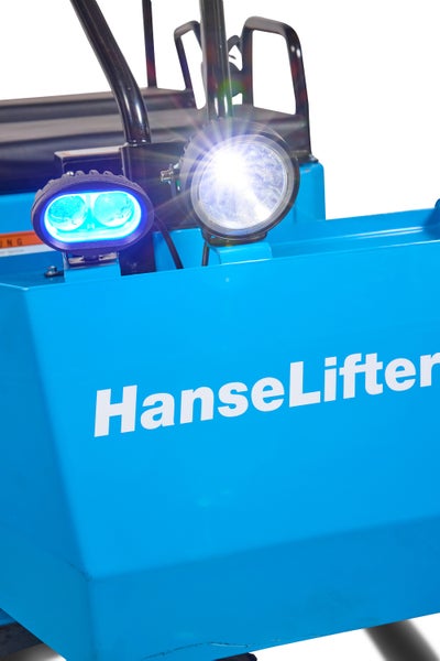 HanseLifter Flurförderzeug mit eingeschaltetem Scheinwerfer und blauem Sicherheitslicht.