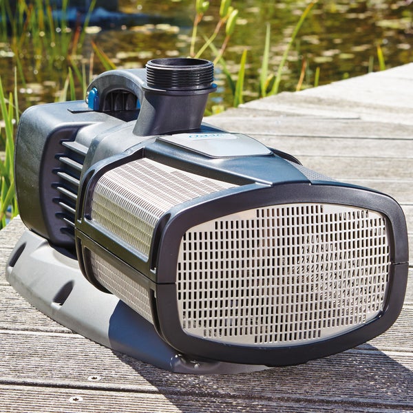 Robuste Oase Teichpumpe aus Kunststoff auf einem Holzsteg an einem Teich. Die Filterpumpe verfügt über eine große Ansaugfläche und einen Tragegriff.