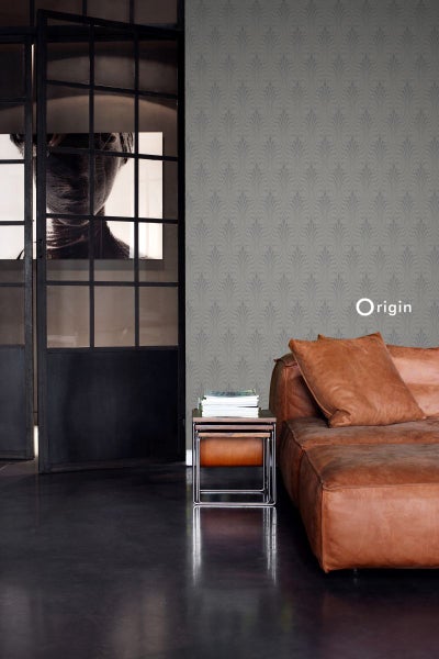 Wohnzimmer mit grauer gemusterter Tapete, Ledersofa und Beistelltisch.