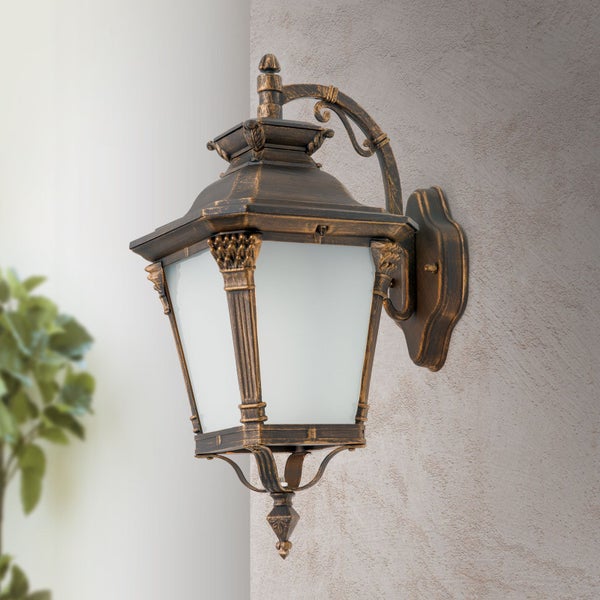 Klassische Außenwandleuchte in Bronze-Optik mit verzierten Details und satiniertem Glas.
