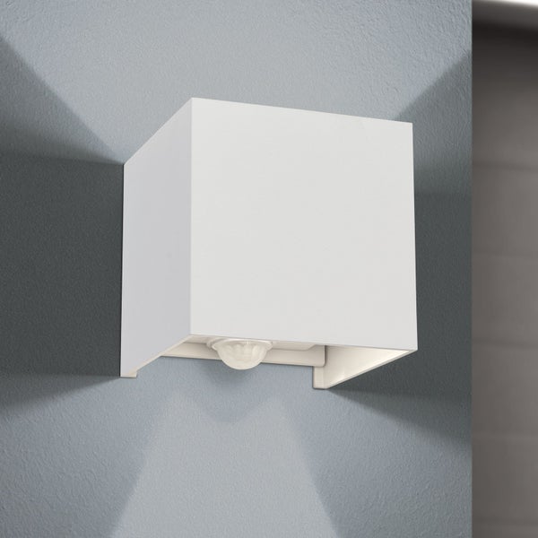 Moderne würfelförmige Wandleuchte mit Bewegungsmelder und Up-and-Down-Lichteffekt.