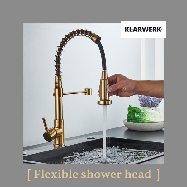 Goldene Küchenarmatur mit flexibler Geschirrbrause über einer Spüle, KLARWERK Logo.