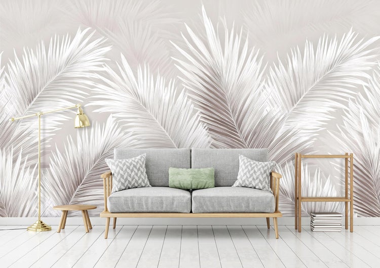 Wohnzimmer mit Couch, Beistelltisch, Stehlampe und Regal vor einer Tapete mit Pflanzenmotiven