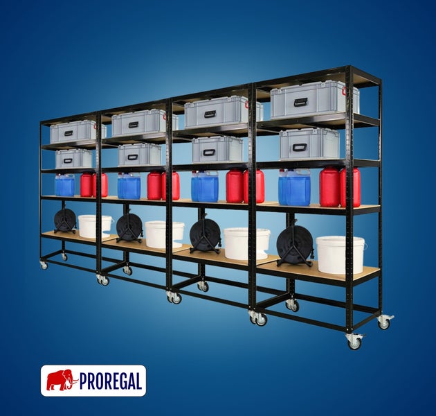 Mobiles Schwerlastregal-System von Proregal aus Metall und Holz mit vier Einheiten auf Rollen, bestückt mit Lagerboxen, Kanistern und Eimern.
