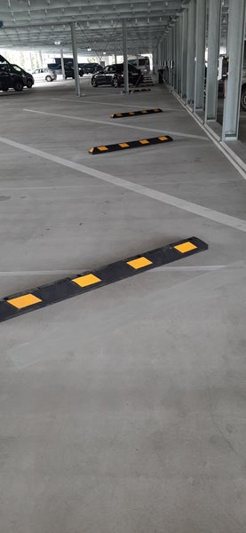 Parkplatzbegrenzung WHEEL gelb Anfahrschwelle Gummi inkl. Befestigung in den Längen 550mm, 900mm und 1800mm verfügbar / Länge: 1800 mm