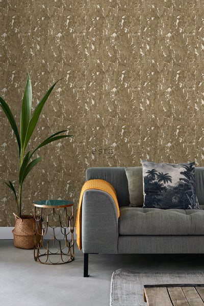 Wohnzimmer mit Korktapete, Sofa, Beistelltisch und Zimmerpflanze.