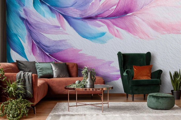 Wohnzimmer mit braunem Ecksofa, Sessel, Hocker, Couchtisch und einer Tapete mit Federdesign