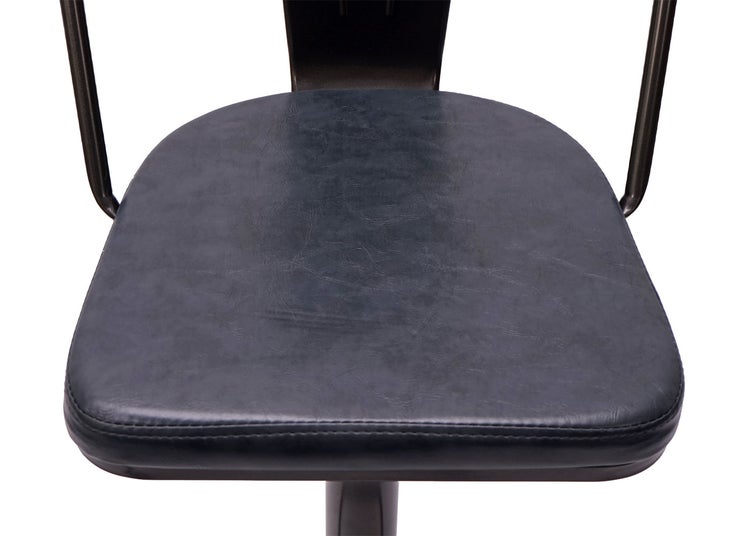 Detailaufnahme einer Barhocker Sitzfläche mit Bezug.