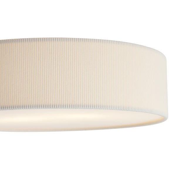 Runde Deckenleuchte mit geripptem Stoffschirm und integriertem Diffusor.