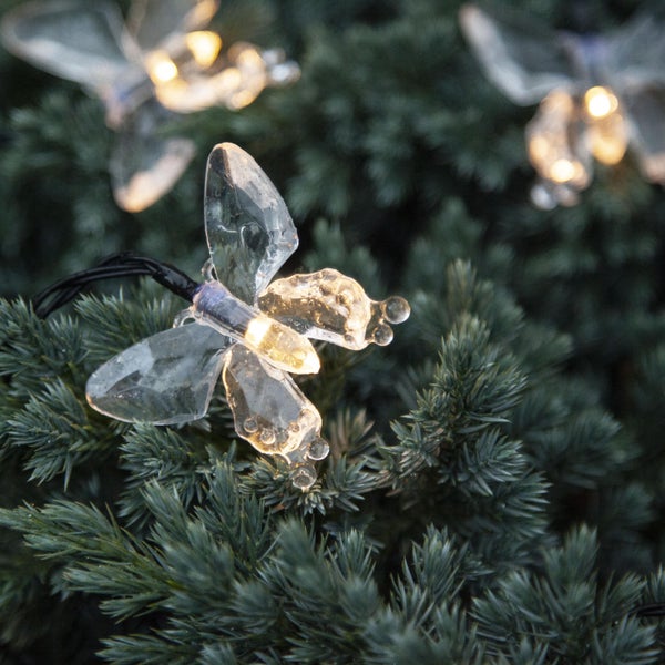 Schmetterlingslichterkette auf einem Baum