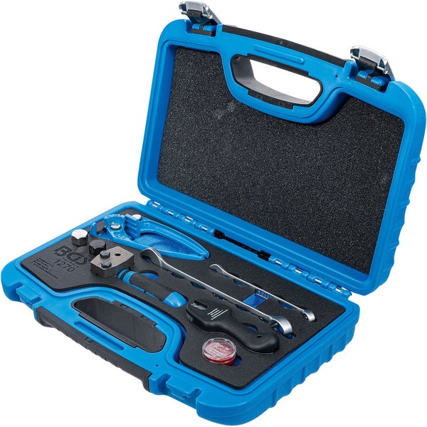 Offener Werkzeugkoffer mit Rohrbiegegerät, Schraubenschlüssel und Zubehör