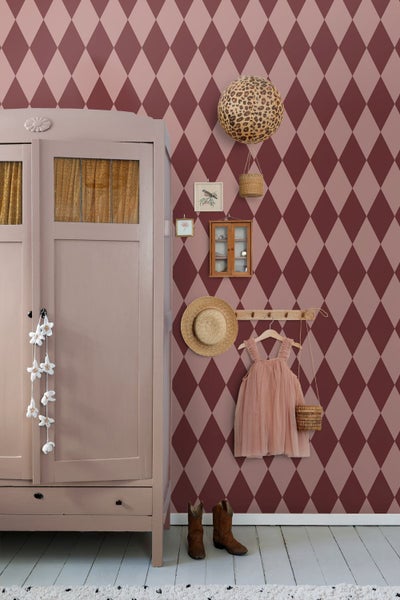Dekoratives Kinderzimmer mit Tapete in Rautenmuster, Kleiderschrank, Kleid und Accessoires