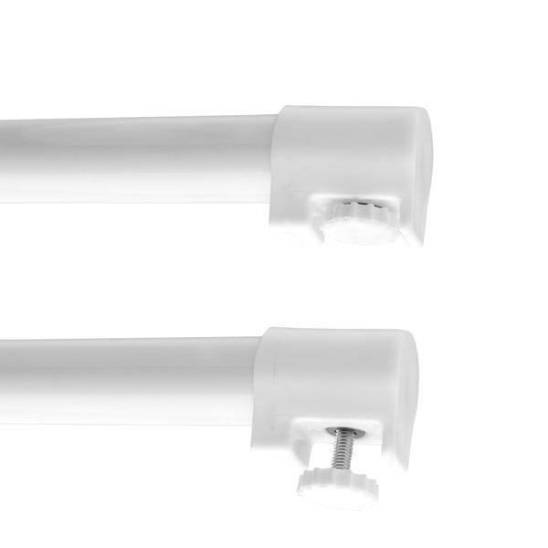 Detailansicht von zwei weißen Duschvorhangstangen mit Endstücken