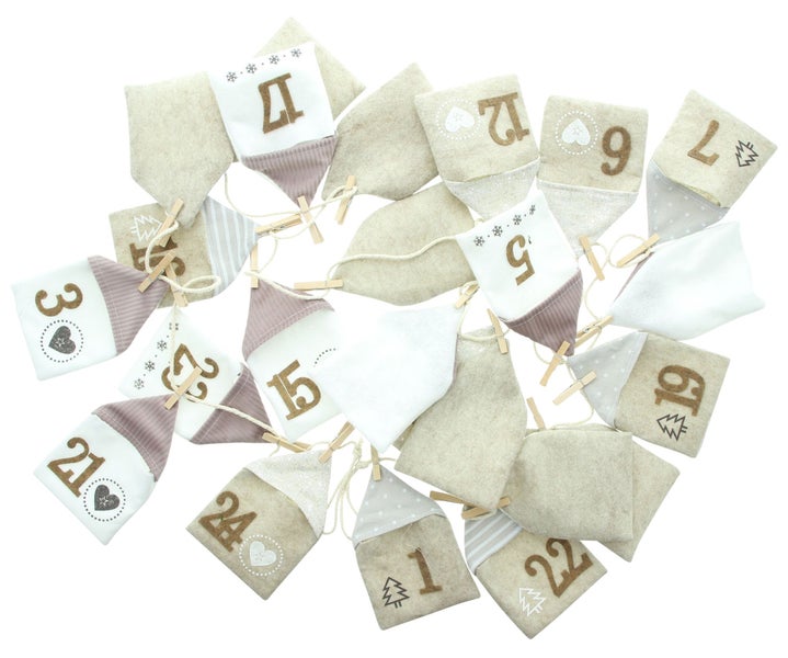 Adventskalender mit Stofftaschen und Zahlen