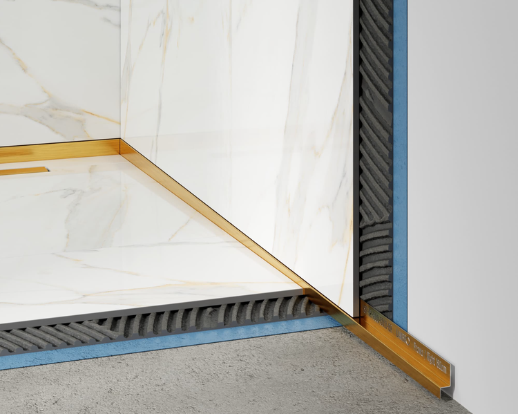 Einbau einer bodengleichen Dusche mit Gefälleprofil in Goldoptik, Marmoroptikfliesen und sichtbaren Schichten von Abdichtung und Fliesenkleber.