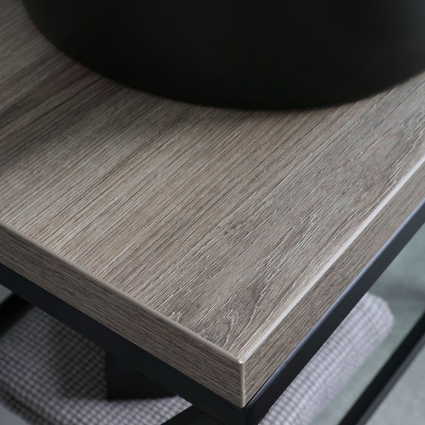 Detailaufnahme eines Waschtischunterschranks mit Holzoberfläche und schwarzem Metallgestell