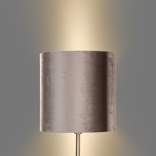 Nahaufnahme einer Stehlampe mit Stoffschirm