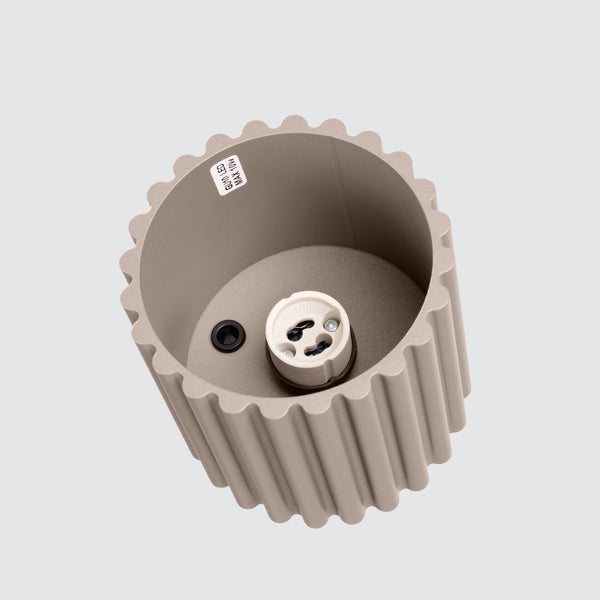 Zylindrischer Deckenaufbaustrahler mit geriffeltem beigem Metallgehäuse, Ansicht der GU10 Fassung für LED Leuchtmittel bis maximal 10 Watt.