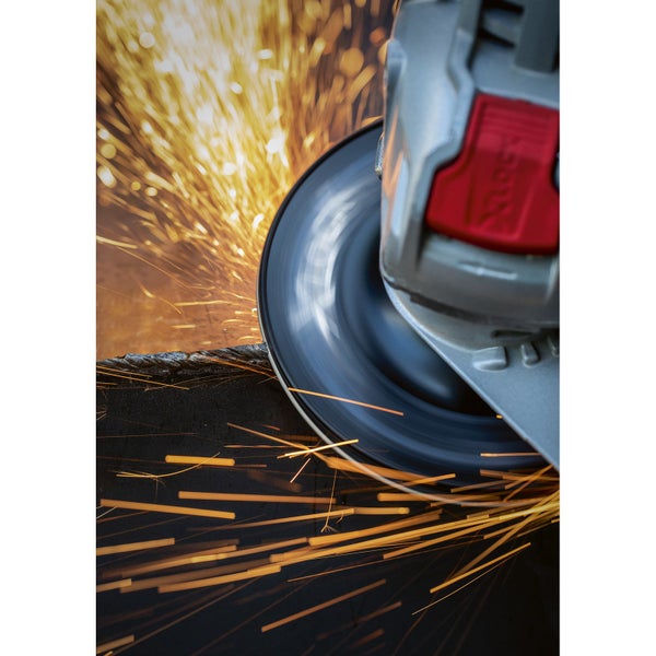 Winkelschleifer im Einsatz mit Funkenflug