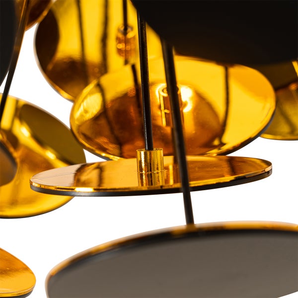 Nahaufnahme einer Hängelampe mit goldenen und schwarzen Metallscheiben