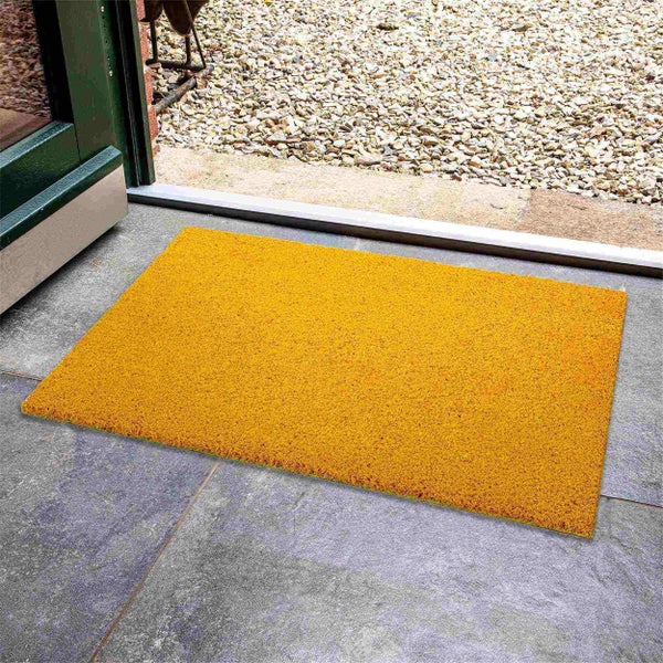 Fußmatte aus Naturfasern vor einer Haustür