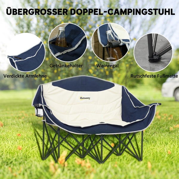 Übergroßer Outsunny Doppelcampingstuhl mit gepolsterter Armlehne, Getränkehalter, Weinglashalter und rutschfesten Füßen auf einer Wiese.