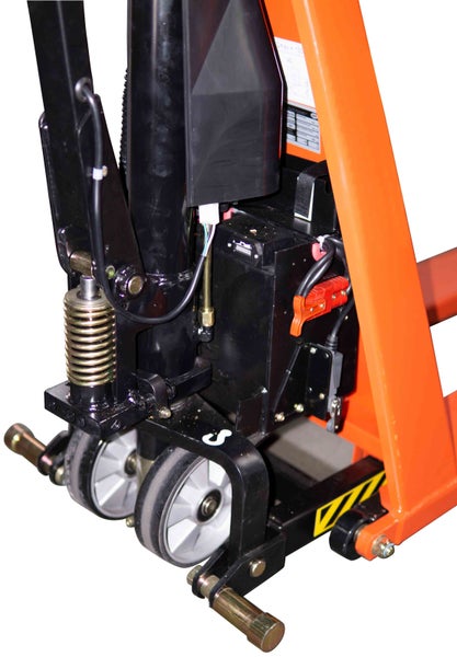 Detailansicht eines Gabelhubwagens mit Rädern und Batterie