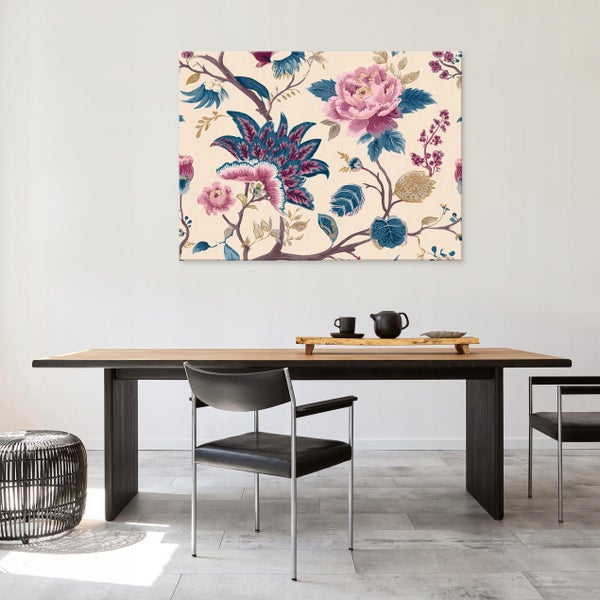 Dekoratives Wandbild mit Blumenmuster über einem Esstisch mit Stühlen