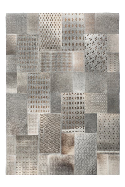 Patchwork Teppich aus Leder mit verschiedenen geometrischen Mustern und Texturen in moderner Optik