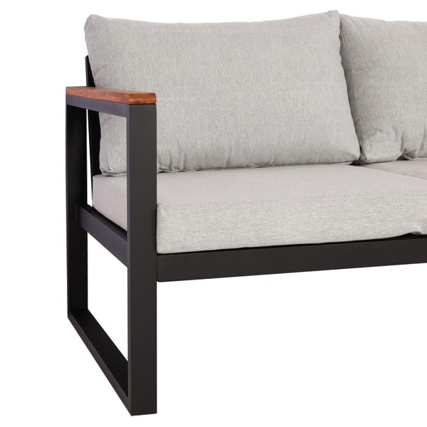Gartensofa mit schwarzem Metallgestell, Armlehne mit Holzauflage und hellgrauen Kissen.