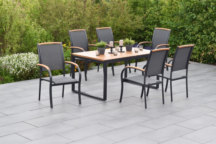 Gartensitzgruppe mit Tisch und sechs Stühlen auf einer Terrasse