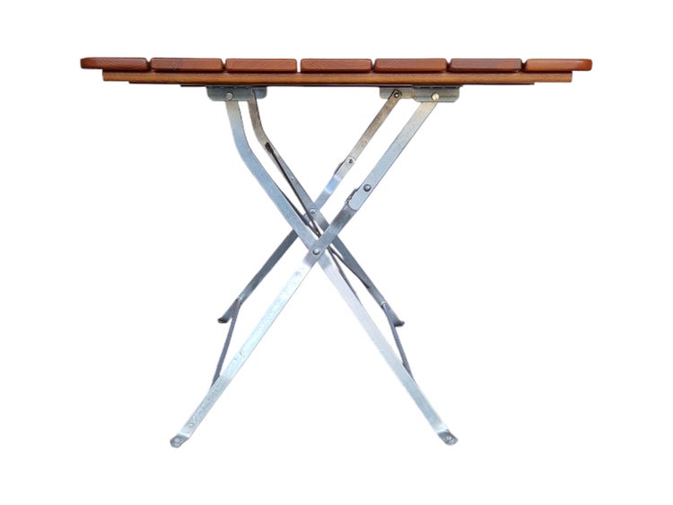 Klappbarer Gartentisch mit Holzlatten und Metallgestell, Seitenansicht.